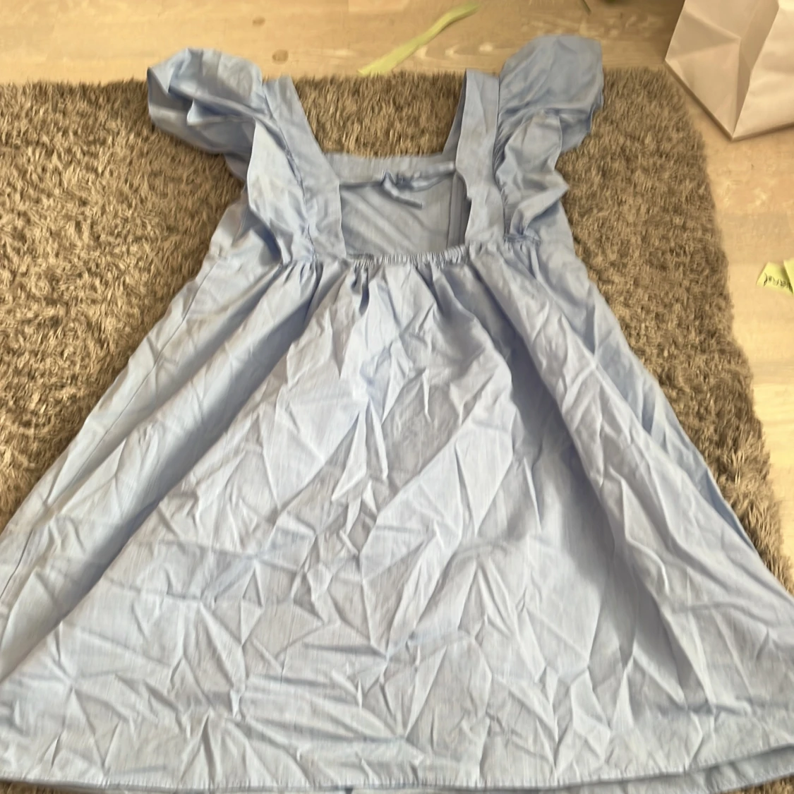 Ljusblå klänning med volangärmar - 1