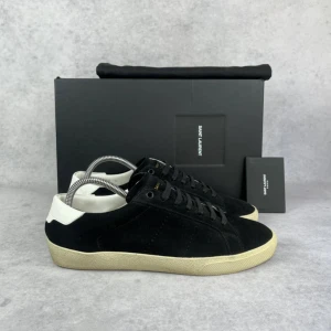 Saint Laurent SL/06 sneaker - – Condition: 9/10 - like new  – What is included: Box, dustbag & card  – Retail price: 7000 + SEK