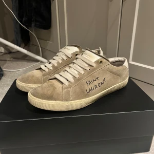 Saint Laurent - Snygga Saint Laurent skor som ej säljs längre, nypris ~ 6000 kr. Lite slitna på sulan (bild 4), och slitna i hälen (bild 5). De defekter som finns på skorna syns i annonsen. Skorna är storlek 40, men sitter större runt ca 41-41,5. Hör av er om minsta fundering, priset är diskuterbart vid snabb affär💫