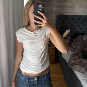 Vit armlös top🤍 - Säljer en vit armlös top. Säljs pågrund av att den inte kommer till användning. Använd 2 gånger. Ny pris 150kr💖