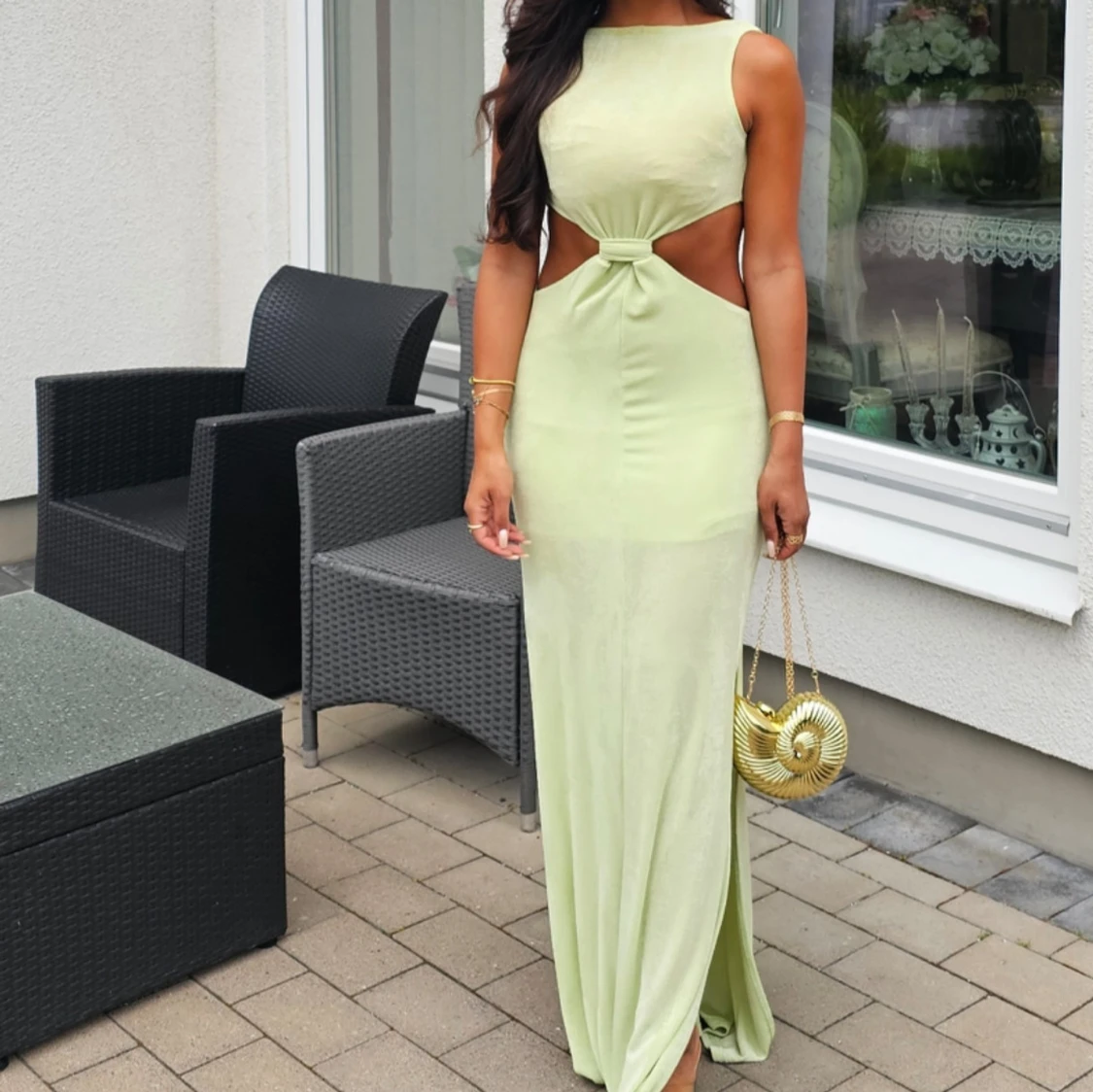 Ljusgrön långklänning med cut-outs - 2