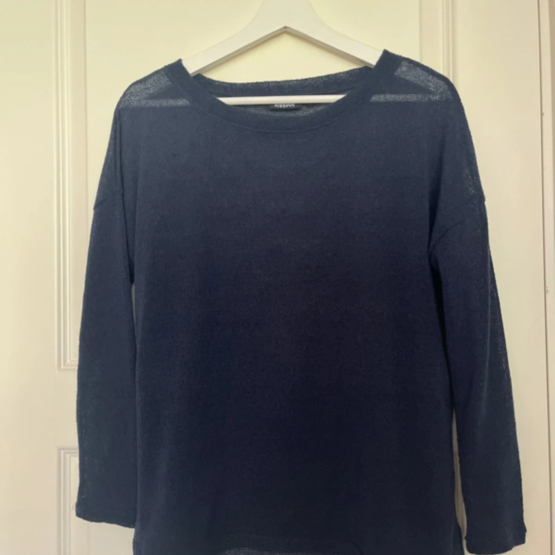 Mörkblå stickad tröja KappAhl