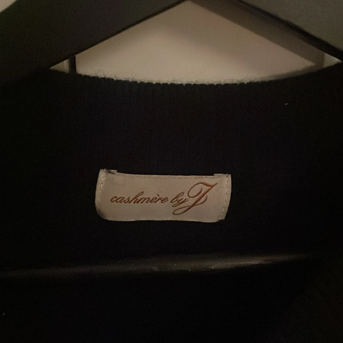 Svart kashmirtröja från Cashmere by T - 1