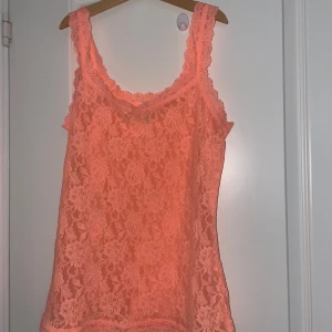 Oranget spetslinne  - Säljer ett oranget spetslinne från Hunky Dory. Superfint med en avklippt vit t-shirt över. Storlek S. Nypris 700. Varan säljs på flera plattformar💕