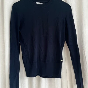 Marinblå stickad tröja från Lindex - Marinblå fin stickad tröja från Lindex med gulddetaljer