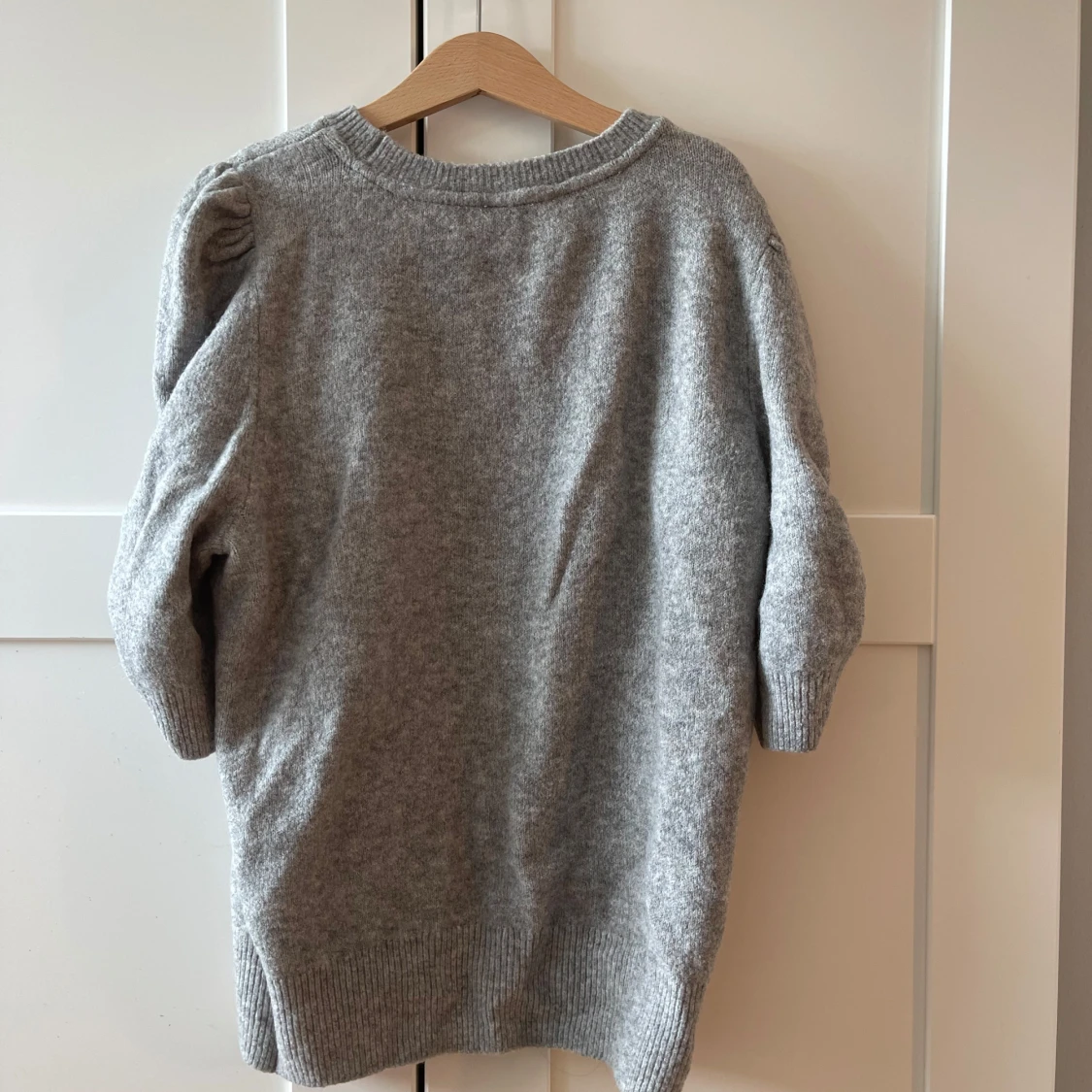 Grå stickad tröja med puffärm - 1