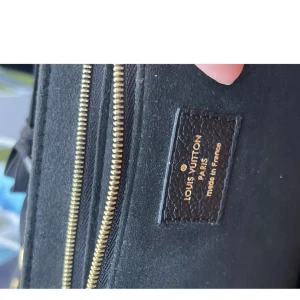 Svart Louis Vuitton VAVIN MM  - Säljer en svart axelväska från Louis Vuitton i präglat skinn med klassiskt monogrammönster. Väskan har guldfärgade metalldetaljer, kedjerem och snyggt spänne framtill. Perfekt storlek för det viktigaste och riktigt lyxig känsla.