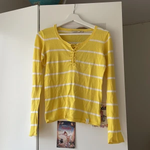 Gul randig långärmad tröja East West - Gullig gul långärmad tröja från East West i storlek XS, passar S och M beroende på hur man vill att den ska passa. Mjuk, lätt, tunn och mysig o ha på sig. Ingen tråd som sticker ut förutom etiketten längst ner på tröjan. (Sista bild)💛