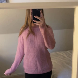Rosa stickad tröja - super söt rosa stickad tröja, perfekt nu till hösten då det börjar bli lite kallare, säljer pga att den inte kommer till användning längre 🩷
