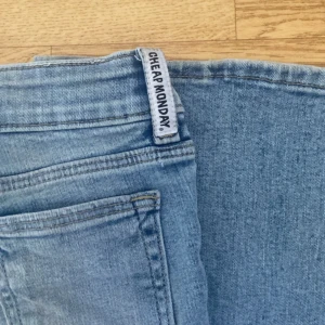 Cheap Monday ljusblå bootcut jeans - Säljer ett par ljusblå jeans från Cheap Monday med klassisk femficksdesign och bootcut Jeansen har normal passform och är tillverkade i mjukt denimtyg. Lågmidjade storlek 24 l32