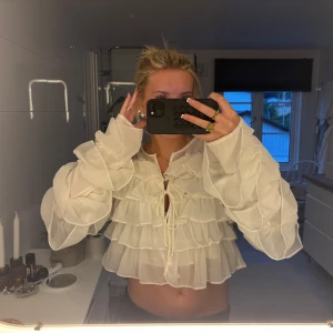 Vit volangblus med knytning - Fin volang blus använd en gång. Säljer för 200 köpt för 450🥰