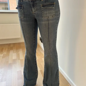 Blå bootcut jeans med fickor från Nelly - Snygga blå jeans med bootcut-modell och coola framfickor med lock. 