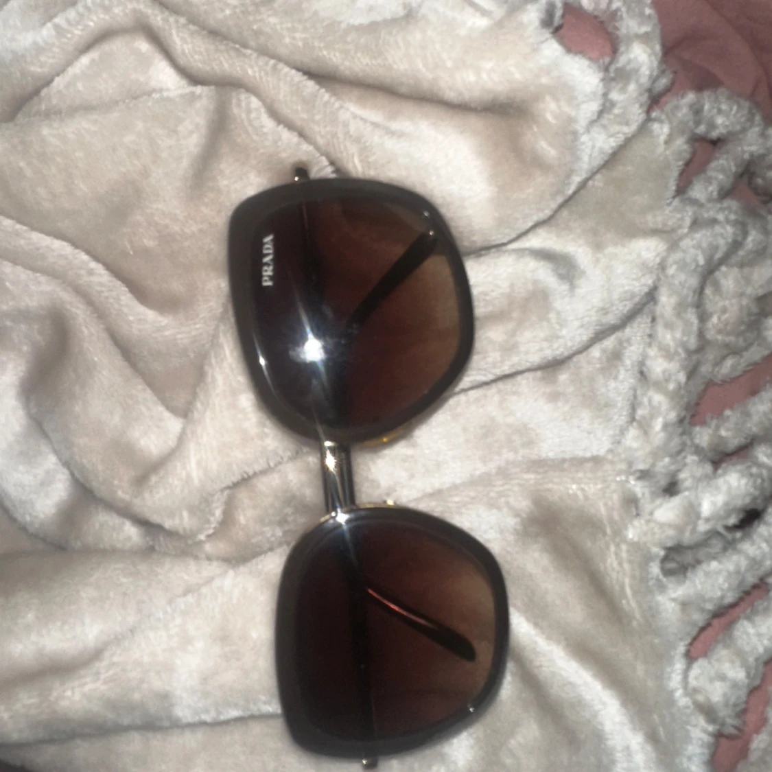 Bruna solglasögon från Prada