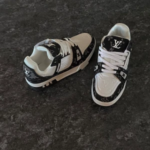 LV SKOR - Säljer dessa Lv Trainers i färgen Black And White i Storlek 39. De har nytt skick och är använda en gång inomhus bara. Jag säljer för att jag har ett till av samma modell. Priset kan diskuteras. Kartong och kvitto medföljer. Tack!