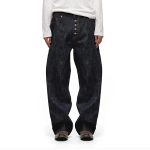 Raw denim jeans med relaxed fit från No Faith Studios - W32= 43CM LENGTH= 113CM. Säljer dessa exklusiva jeans från No/faith Studios  gjorda i japanskt rådenim med avslappnad passform. Väldigt snyggt fall och grym kvalitet! Tyvärr lite för stora för mig, så de har endast testats, aldrig använda. Nypris ca 2 150 kr inkl. skatt och frakt. 