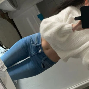 Low waist bootcut jeans American eagle - Säljer dessa sjukt snygga lågmidjade bootcutjeansen Storlek 32xR, vet inte vad det är för storlek men dem passar mig som är XS/S och passar mig perfekt i längden som är 168 cm  Köpta på zalando, dem är slutsålda nu