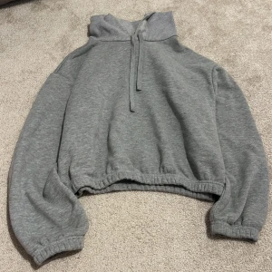 Grå hoodie med ribbad huva - Säljer en grå hoodie från Zara storlek S med ribbad huva. Tröjan har muddar vid ärmslut. Skriv för mer information eller bilder.💓