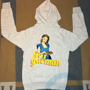 Grå frugårman hoodie ifrån Revenite  - Säljer en ljusgrå hoodie från Revenite i storlek Xl Tröjan har en stor huva, magficka och ett färgglatt retrotryck på ryggen med texten 'fru gårman’.                                                            Perfekt för dig som gillar unika detaljer.                                                          Aldrig andvänd✅                                                                            Rabatt om man följer ✅🙌.                                                    Har i fler storlekar 😁