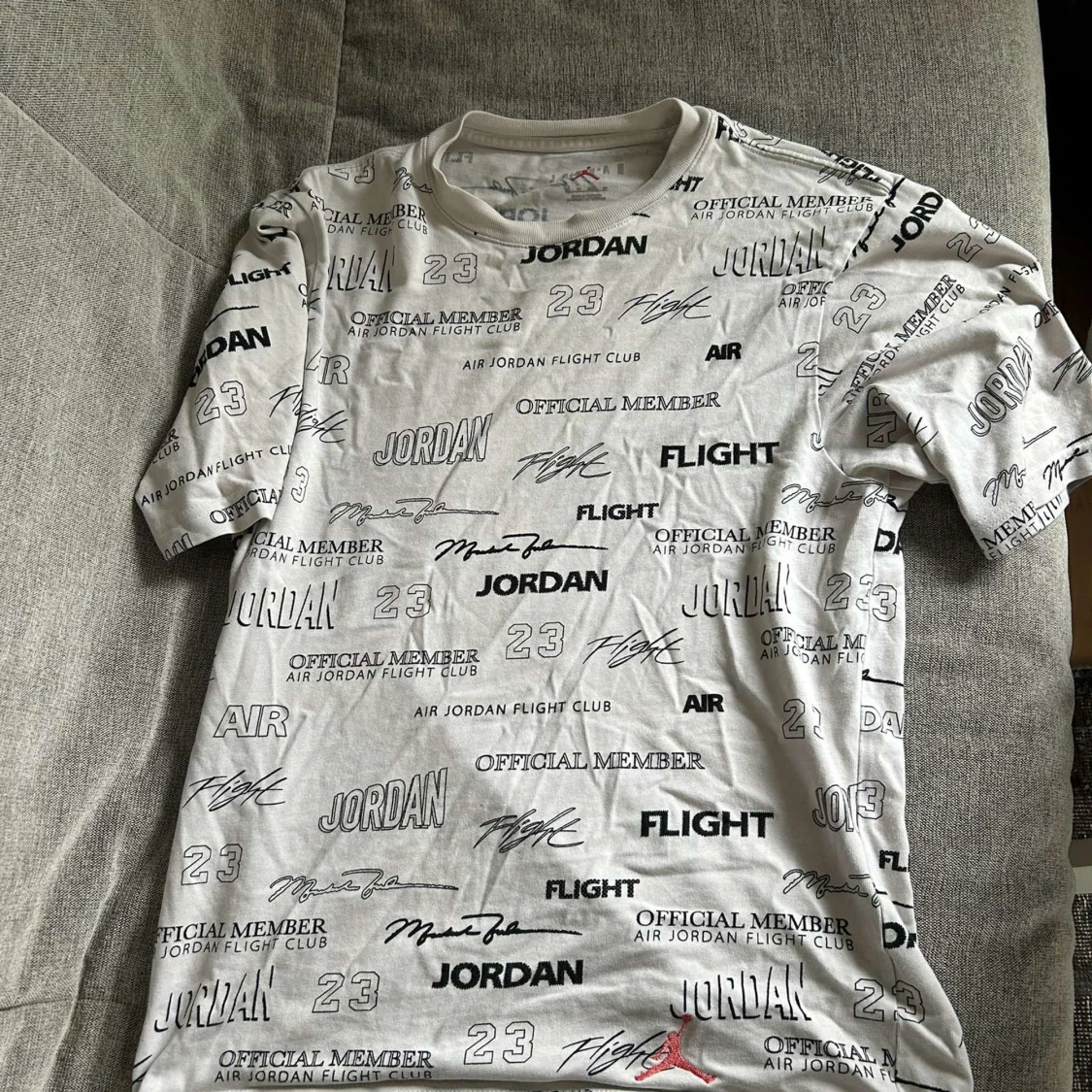 Vit t-shirt från Jordan med svart textprint