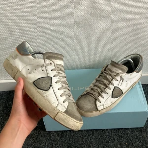 Phillipe model skor - Säljer ett par riktigt feta Phillipe model skor i storlek 40. Sulan är ganska risig, men ska fixa det. Box medföljer till rimligt pris! Pris kan diskuteras.