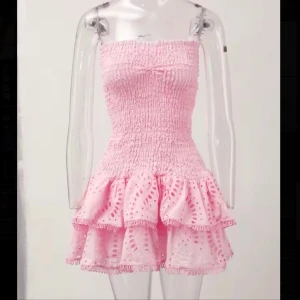 Rosa volang klänning - Perfekt till sommaren. Den är helt oanvänd med prislapp kvar. Den är i storlek XS men väldigt töjbar