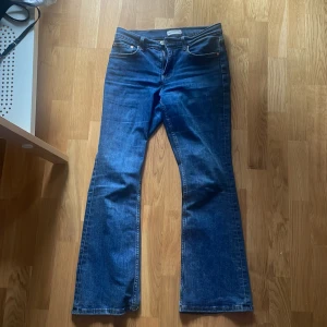 Blå low waist bootcut jeans från Gina tricot - Säljer ett par klassiska blå bootcut jeans från Perfect Jeans. Jeansen har fem fickor, normal passform