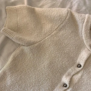 Söt kofta🥹🥹 - Söt kofta från Gina tricot i storlek s 💕 