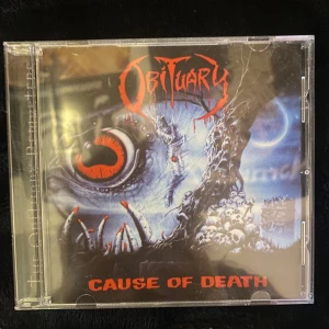 Obituary cause of death cd - Legendariskt death metal album. Endast spelat några gånger så omslaget och skivan är i väldigt bra skick. 