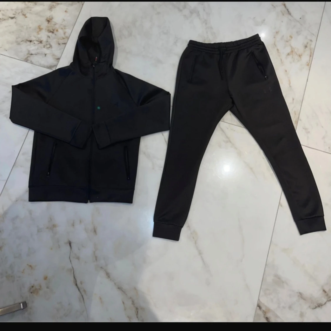 Svart tracksuit Under Armour