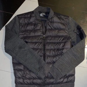 Ralph Lauren Cardigan  - En fett mörkgrå/svart cardigan till våren! 💯                                                        Skick: 9,5/10 ser ut som en ny! 