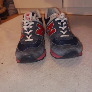 New Balance 574 sneakers blå/röd - Säljer dessa för att det är för små, använt flertal gånger, i kanske 3-4 månader. Storlek 46