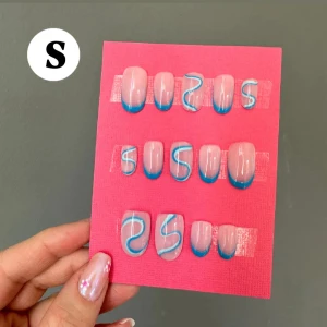 Press on nails - FÄRDIGT SET 💛 Press on nails (lösnaglar) i storlek S. Storleken anser bredden på dina naglar. Bredd 9mm till 15 mm + 2 extra storlekar för att ha fler alternativ. Alla lösnaglar är handmålade av mig med gellack. 🩷