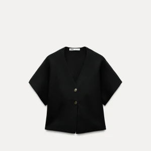 Svart väst med knappar från Zara - Slutsåld jättesnygg tröja från Zara, använd ngn få gång!!🥰💕