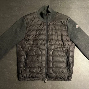 Moncler cardigan grå  - Moncler cardigan grå i slutet skick, finns en del defekter så skriv för bilder. Storlek M. 