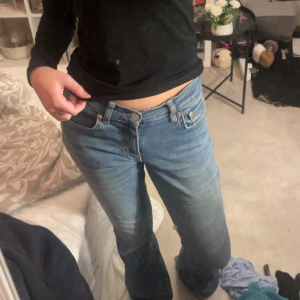 Blå jeansbyxor från Gina Tricot  - Säljer ett par klassiska blå jeansbyxor från Gina tricot i storlek 34. Byxorna har låg midja. Perfekta till vardags och enkla att matcha med olika toppar.