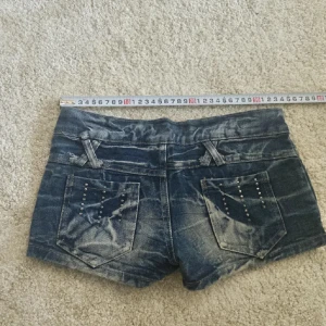 Mörkblå jeansshorts Y2K - Jätte snygga mörkblå/gråa jeansshorts! Säljer eftersom de va lite för små. Dessa är verkligen jättefina och jag önska att de passade! (Inte mina bilder) 💕💕