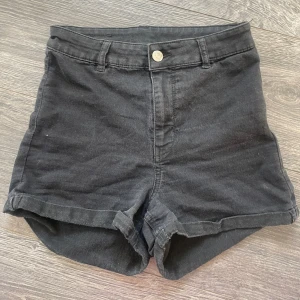 Svarta jeansshorts från H&M Divided - Svarta högmidjade jeansshorts från H&M Divided i storlek 36! 💕