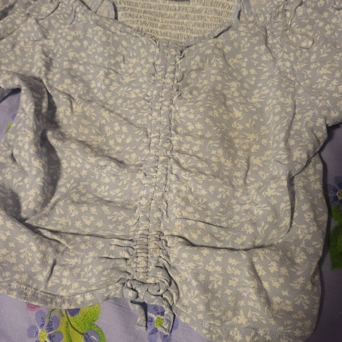 Ljusblå blommig blus med rynkade detaljer - 2