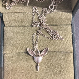 Maria Nilsdotter halsband - Super bra skick, köpt för ungf 9 månader sen så inte användt så länge. 🥰box tillkommer. Öppen för byten mot andra Maria smycken (bara silver) 