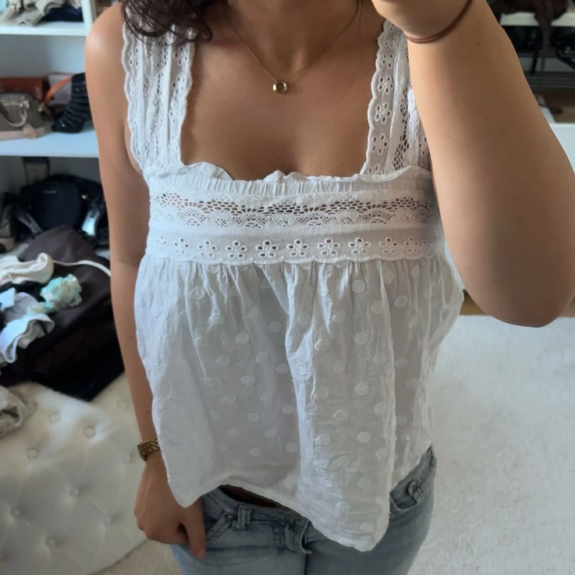 Vit broderad linnetopp med spetsdetaljer
