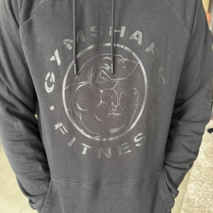 Svart hoodie från Gymshark - Go gymshark hoddie, skön hoddie under passet, speciellt i början innan man få go pump  
