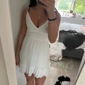Vit skolavslutningsklänning från hollister - Säljer en söt vit klänning från Hollister med smala axelband och v-ringning. Perfekt för skolavslutning eller varma sommardagar🥰 säljer pågrund av att den inte kommer till användning längre😊