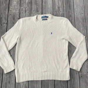 Vit stickad tröja från Polo Ralph Lauren - Beige Ralph Lauren tröja i mycket bra skick! Tröjan har inga defekter och är i storlek M. Passar perfekt till ett bar ljusblå jeans eller linnebyxor nu till sommaren! 