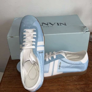 Lanvin - Säljer ett par ovanliga limited edition lanvin new logo skor. Storlek 45. Skor + låda ingår, lådan är lite sliten, se bilder, men skorna är i nyskick. Hör av dig om du har några frågor!