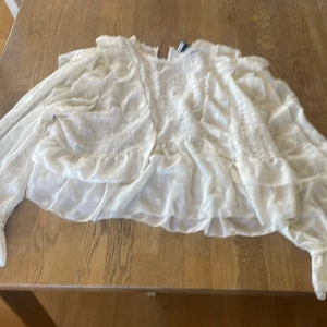 Fin vit blus - Det står XL på blusen men jag är storlek S och den passade mig