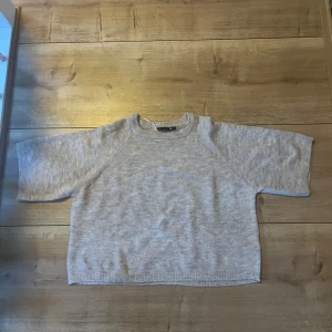 Beige stickad tröja med kort ärm - Jätte mysig trekvarts ärmar tröja. Den är beige/grå. Passar nog även s            Oanvänd 🩷☺️