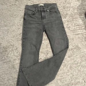 Grå jeansbyxor från Gina Tricot - Säljer ett par grå jeansbyxor från Gina Tricot💞använda max 3 gånger💞passar bra på mig som är 156💞inga defekter