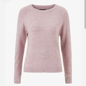 Ljusrosa stickad tröja från Vero Moda - Mysig ljusrosa stickad tröja från Vero Moda med rund halsringning och långa ärmar. Så snygg till både jeans och kjol och passar såå bra nu till sommaren och kyligare sommarkvällar!!❤️❤️