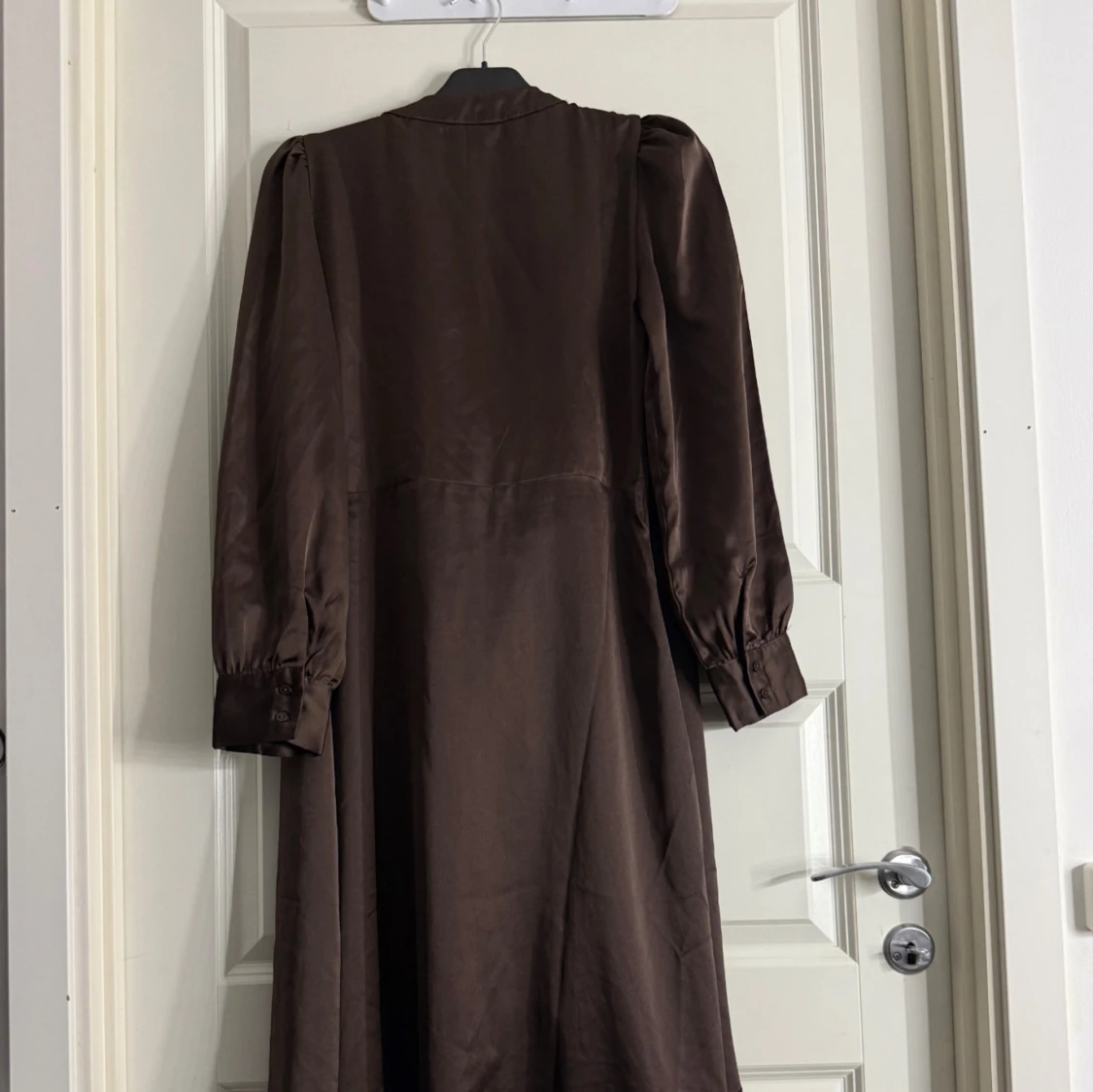 Brun omlottklänning med volang - 2