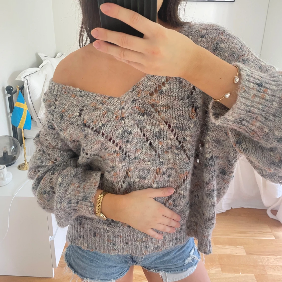 Grå stickad tröja med hålmönster - 2